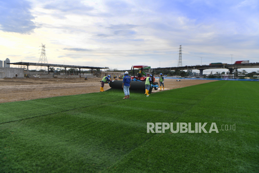 Pekerja menyelesaikan pemasangan rumput untuk lapangan latih di Kompleks Stadion Utama Jakarta International Stadium (JIS), Jakarta, pekan lalu. PT Jakarta Propertindo (Jakpro) akan mengusung konsep Transit Oriented Development (TOD) di JIS.