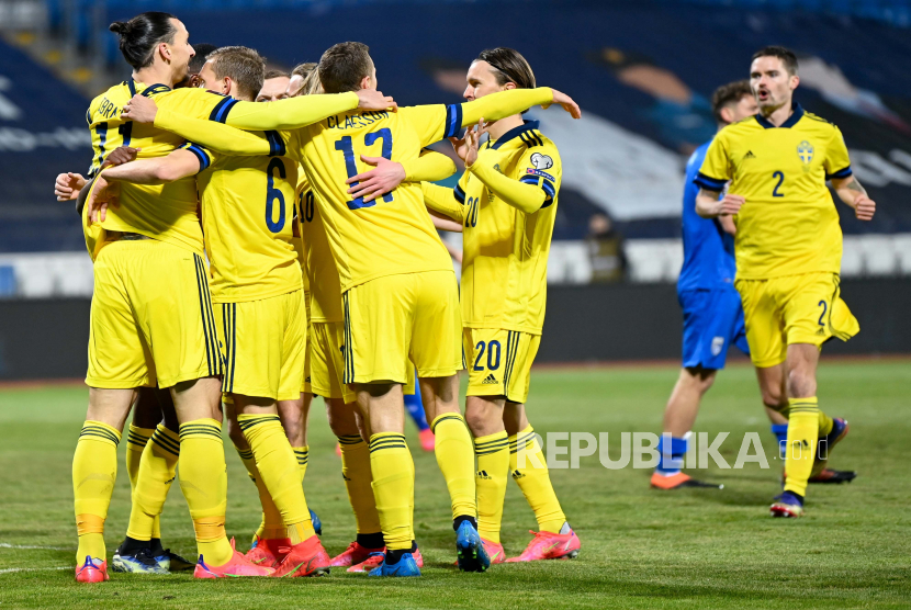 Zlatan Ibrahimovic (Kiri) dari Swedia dan rekan satu timnya merayakan keunggulan 1-0 selama pertandingan sepak bola kualifikasi Piala Dunia FIFA 2022 antara Kosovo dan Swedia di Pristina, Kosovo, 28 Maret 2021.