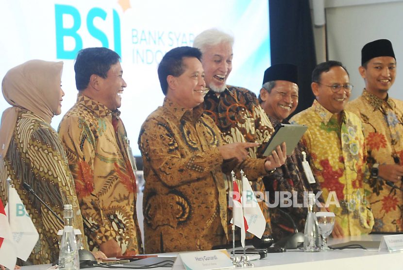 Direktur Utama Hery Gunardi (ketiga kiri) didampingi jajaran direksi dan komisaris berbincang saat akan digelar  Rapat Umum Pemegang Saham Tahunan (RUPST) di Jakarta, Senin (22/5/2023). Rapat Umum Pemegang Saham Tahunan (RUPST) PT Bank Syariah Indonesia Tbk (BSI) menghasilkan komitmen untuk memperkuat transformasi digital dan culture.Pada RUPST tersebut, pemegang saham menyetujui untuk membagikan dividen tunai sebesar 10% dari laba bersih perseroan pada tahun 2022, atau sekitar Rp426.018.167.789,- yang ekuivalen dengan Rp9,24 per lembar saham. Kemudian, penggunaan 20 % laba bersih perseroan untuk tahun buku 2022 disisihkan sebagai cadangan wajib perseroan. Adapun 70 % akan dialokasikan sebagai laba ditahan.RUPST juga menetapkan pengurus baru perseroan, dengan memberhentikan dengan hormat Achmad Syafii sebagai Direktur Information Technology dan Tiwul Widyastuti sebagai Direktur Risk Management.