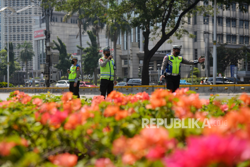 Petugas Kepolisian melakukan penutupan sementara saat delegasi KTT ASEAN melintas di ruas jalan Jenderal Sudirman, Jakarta, (ilustrasi).