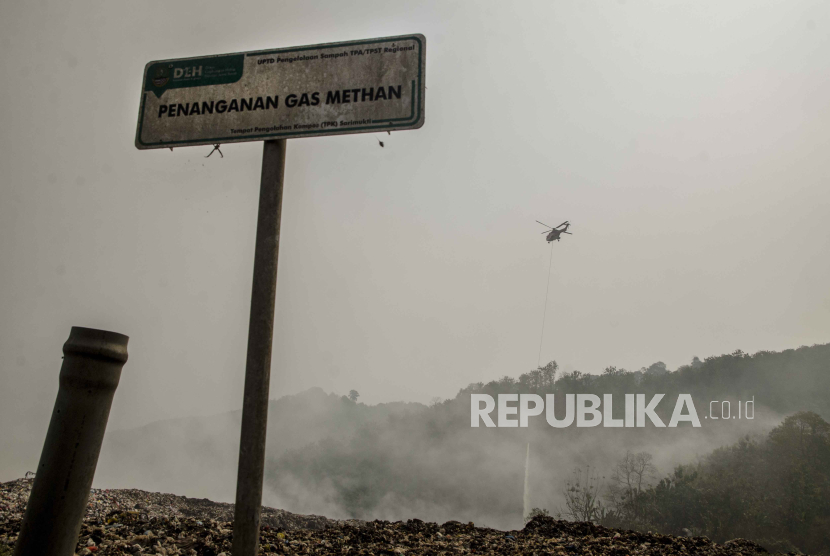 Tim BNPB mengoperasikan helikopter untuk melakukan water bombing pemadaman kebakaran Tempat Pembuangan Akhir (TPA) Sarimukti di Kabupaten Bandung Barat, (26/8/2023). 