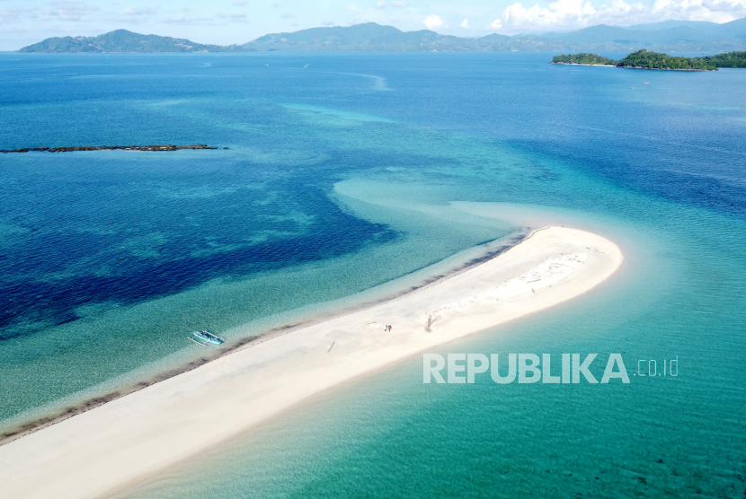 Foto aerial Pulau Bugisa di Kecamatan Ponelo Kepulauan, Kabupaten Gorontalo Utara, Provinsi Gorontalo, Jumat (12/8/22). 
