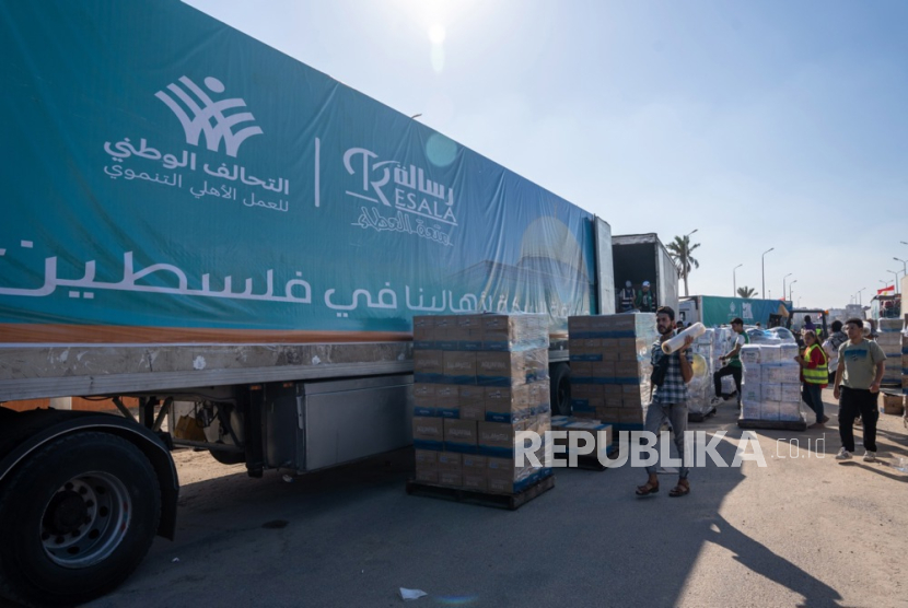 Truk terparkir saat memuat bantuan kemanusiaan ke Jalur Gaza di Arish, Mesir, Senin (16/10/2023). 