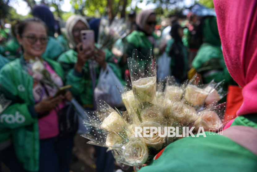 Sejumlah pengemudi ojek online (ojol) menggelar aksi damai ojol di Kawasan Monas, Jakarta, Selasa (2/9/2025). Aksi damai dengan membagikan bunga mawar kepada personel Polisi, TNI dan warga tersebut merupakan upaya pengemudi ojol untuk menciptakan situasi dan kondisi yang aman pasca terjadinya unjuk rasa yang berujung ricuh. Selain itu aksi ini juga sebagai bentuk solidaritas sesama pengemudi atas meninggalnya Affan Kurniawan karena dilindas kendaraan taktis Brimob.