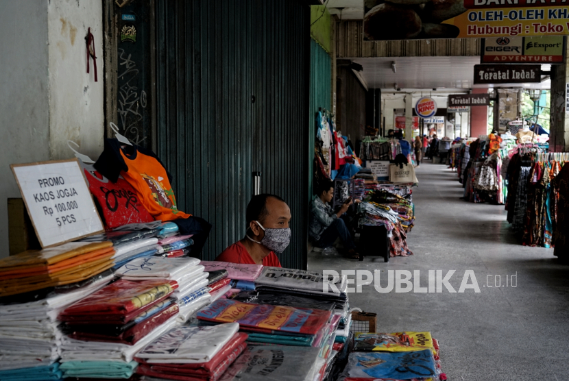 Pedagang Kaki Lima (PKL) menjajakan daganganya di Malioboro, Yogyakarta. Sejumlah PKL Malioboro mengaku omzet penjualan menurun sekitar 30 persen hingga 40 persen