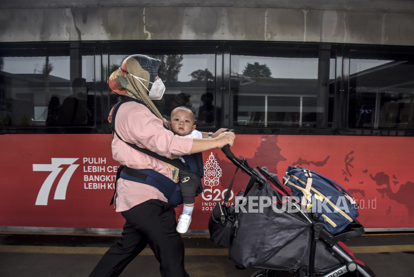 Calon penumpang berjalan menuju kereta api di Stasiun Bandung, Kota Bandung. PT Kereta Api Indonesia (Persero) memperingati hari ulang tahunnya yang ke-77 pada 28 September 2022. Pada peringatan HUT kali ini, KAI mengangkat tema Bangkit Lebih Cepat, Melayani Lebih Baik.