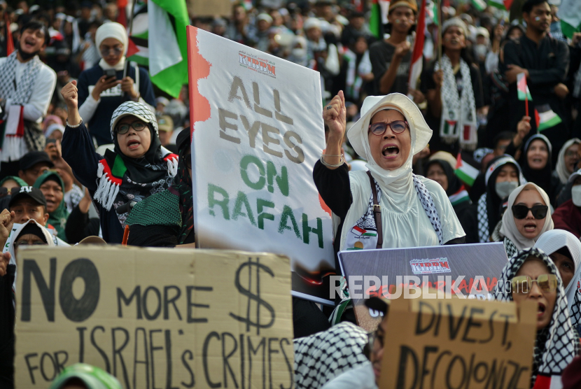 Massa menggelar aksi solidaritas bela Palestina di depan Kantor Kedutaan Besar Amerika Serikat di Jakarta, Sabtu (1/6/2024). Aksi tersebut dalam rangka mengajak kepada seluruh masyarakat dunia untuk tidak acuh terhadap pembantaian dan pembunuhan massal yang dilakukan oleh Israel terhadap warga Palestina. Sejumlah massa terlihat mengibarkan bendera Palestin, atribut palestina serta poster bertuliskan All Eyes On Rafah. Selain itu, massa aksi menggemakan All Eyes On Rafah serta mengajak semua masyarakat untuk melakukan boikot semua produk Israel.