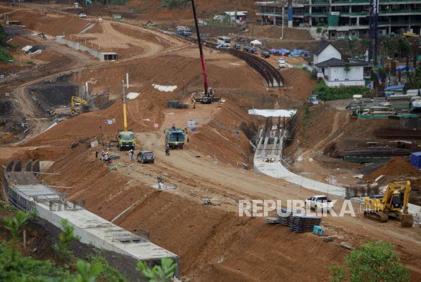 Alat berat beraktivitas di Kawasan Inti Pusat Pemerintahan (KIPP) Ibu Kota Negara (IKN) Nusantara, Penajam Paser Utara, Kalimantan Timur, Kamis (7/12/2023). 