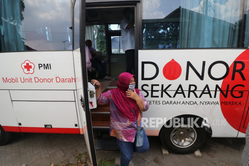 Warga keluar dari dalam bus Palang Merah Indonesia (PMI) usai mengikuti donor darah (ilustrasi).