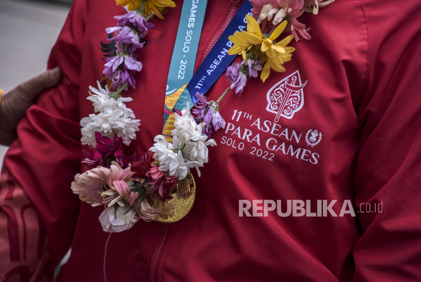 Atlet NPCI Kota Bandung peraih medali di Asean Paragames 2022 menerima kalung bunga (ilustrasi). 