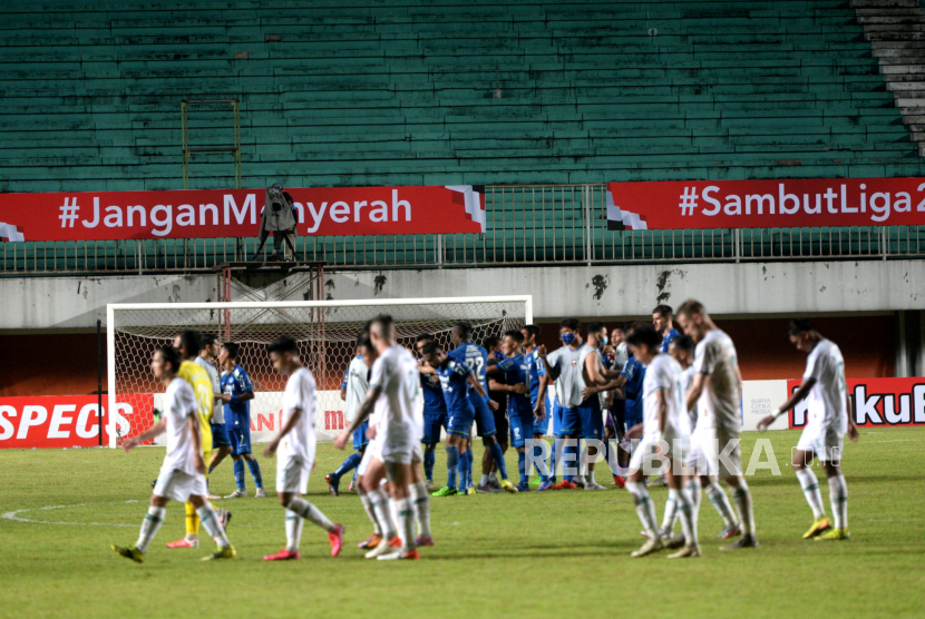 Pemain Persib merayakan kemenangan usai laga melawan PSS pada pertandingan Semifinal Pertama Piala Menpora 2021 di Stadion Maguwoharjo, Sleman, Yogyakarta, Jumat (16/4) malam. Pada pertandingan Semifinal pertama ini Persib berhasil mengalahkan PSS 2-1.