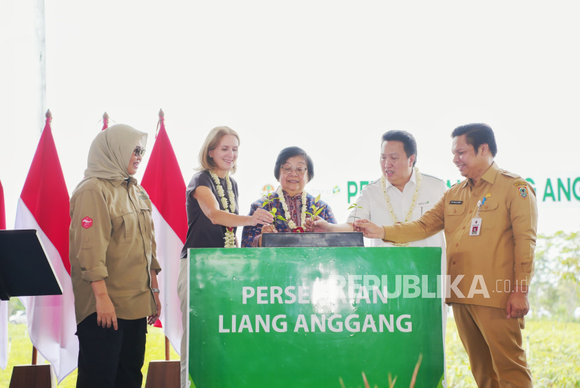 Menteri LHK Siti Nurbaya (tengah), Presiden Direktur PT Adaro Energy Indonesia Tbk Garibaldi Thohir (kedua kanan) meresmikan Persemaian Liang Anggang di Banjarbaru, Kalsel, Senin (14/10/2024). 