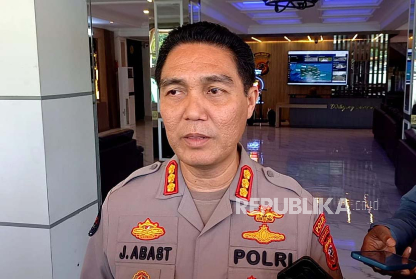 Kabid Humas Polda Jawa Barat Kombes Pol Jules Abraham Abast memberikan keterangan terkait kasus mobil berpelat dinas polri milik pejabat utama Polda Jabar yang bertabrakan dengan mikrobus di Jalan Tol Layang MBZ, Selasa (7/5/2024).