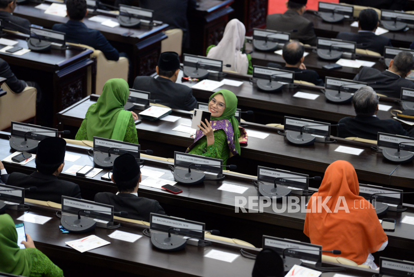 Presiden Joko Widodo memberikan RUU tentang APBN Tahun Anggaran 2024 berserta nota keuangannya dan dokumen pendukungnya kepada Ketua DPR Puan Maharani pada sidang Paripurna DPR pembukaan masa persidangan I DPR tahun sidang 2023-2024 di Gedung Nusantara, Kompleks Parlemen, Senayan, Jakarta, Rabu (16/8/2023). Adapun agenda sidang paripurna tersebut yaitu Pidato Ketua DPR dalam rangka pembukaan masa persidangan I tahun sidang 2023-2024 dan Pidato Presiden pada penyampaian keterangan pemerintah atas Rancangan Undang-Undang tentang APBN tahun anggaran 2024 beserta nota keuangannya dan dokumen pendukungnya. 