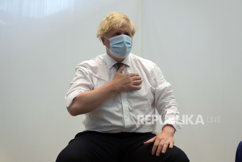  Perdana Menteri Inggris Boris Johnson setelah menerima suntikan kedua vaksin virus corona AstraZeneca, di Francis Crick Institute di London, Kamis, 3 Juni 2021.
