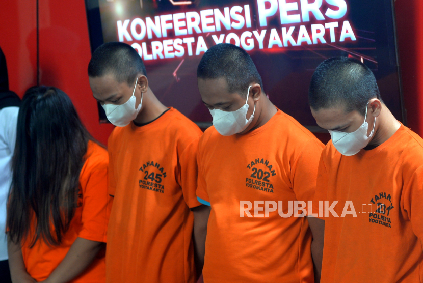 Empat tersangka tindak pidana perdagangan orang (TPPO) dihadrikan dalam rilis pengungkapan kasus.