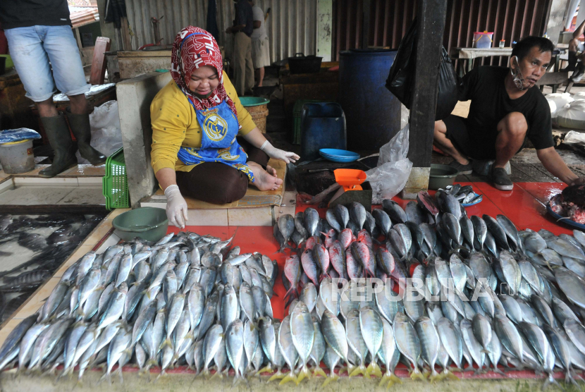 Penjual menyusun dagangan ikan di Pasar Palima Palembang,Sumsel, Sabtu (3/10/2020). Kementerian Kelautan dan Perikanan (KKP) menargetkan tingkat konsumsi ikan meningkat hingga  62,50  kilogram per kapita per tahun pada tahun 2024, sementara target untuk tahun 2020 adalah 56,39 kg/kapita 
