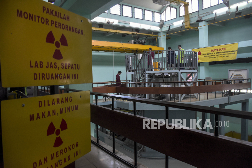 Petugas bersama peneliti berada di area Reaktor Nuklir Triga 2000 di Kantor Badan Riset dan Inovasi Nasional (BRIN) Bandung, Kota Bandung, Jawa Barat, Kamis (3/8/2023). 