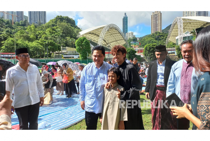 Menteri Badan Usaha Milik Negara (BUMN) Erick Thohir melaksanakan shalat Idul Adha bersama ratusan warga Indonesia di lapangan Indian Recreation Club, Hong Kong, Kamis (29/6/2023).
