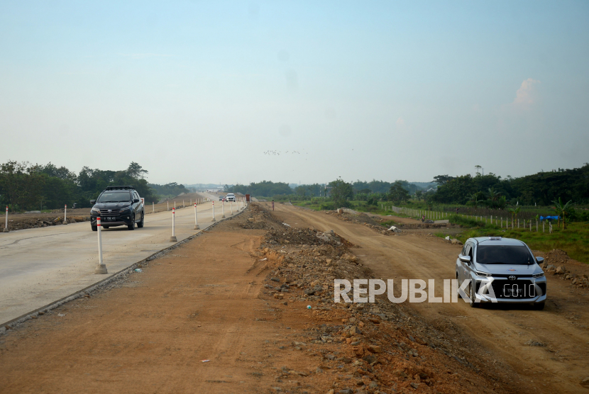 Kendaraan memanfaatkan Jalur Fungsional Jalan Tol Solo-Jogja di Sawit, Boyolali, Jawa Tengah, Ahad (16/4/2023). 