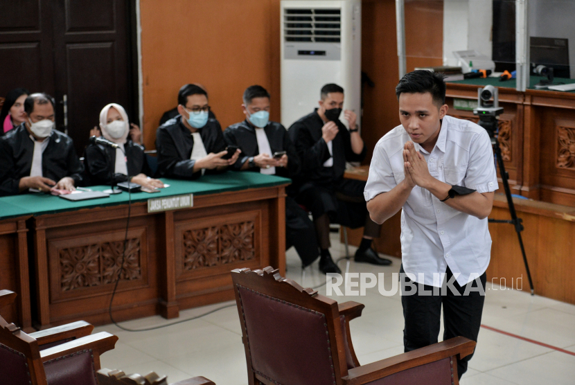 Terdakwa Richard Eliezer saat menjalani sidang vonis dalam kasus dugaan pembunuhan berencana terhadap Brigadir J, di Pengadilan Negeri Jakarta Selatan, Rabu (15/2/2023). Majelis hakim menjatuhkan hukuman kepada terdakwa Richard Eliezer penjara selama 1 tahun 6 bulan atau lebih ringan dari tuntutan jaksa penunutut umum sebelumnya yakni penjara 12 tahun.