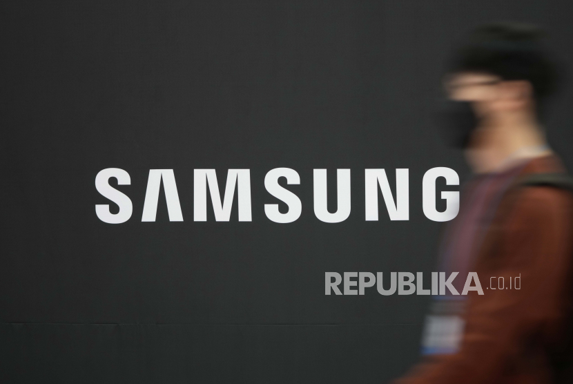 Seorang pengunjung berjalan di dekat logo Samsung. Samsung diperkirakan akan segera meluncurkan lini cincin pintar Galaxy Ring tahun depan.