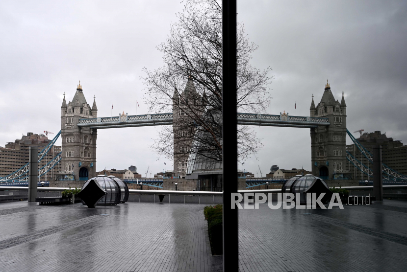 Menara London tercermin di Southbank yang sepi di London, Inggris, 05 Januari 2021. 