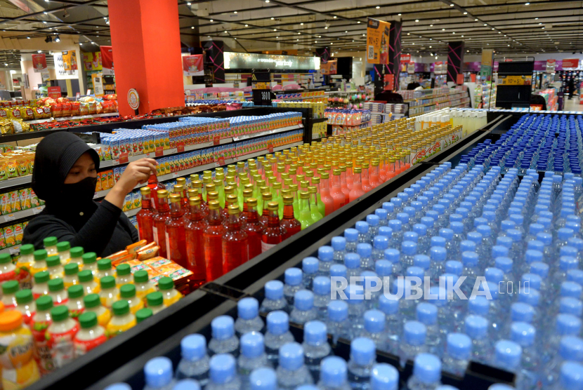 Karyawan menata produk minuman di sebuah supermarket, di Jakarta, Senin (2/1/2023) (ilustrasi). Pelaku industri makanan dan minumam (mamin) juga masih mengalami kendala dalam menghasilkan produk personal.