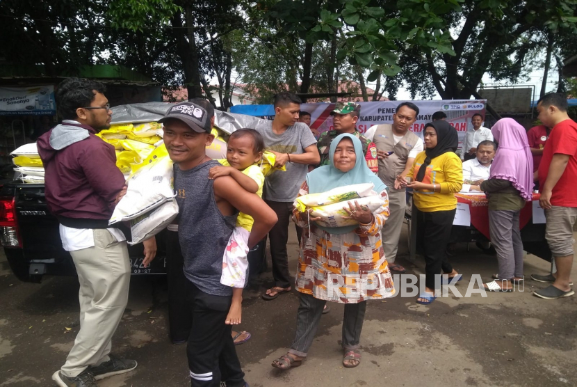 Operasi Pasar Beras yang digelar Bulog Indramayu di Pasar Baru Indramayu diserbu pembeli.