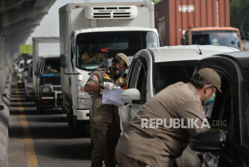 Petugas gabungan melakukan penyekatan mudik di Tol Cikarang Barat KM 31 (arah ke cikampek), Kabupaten Bekasi, Jawa Barat (ilustrasi)