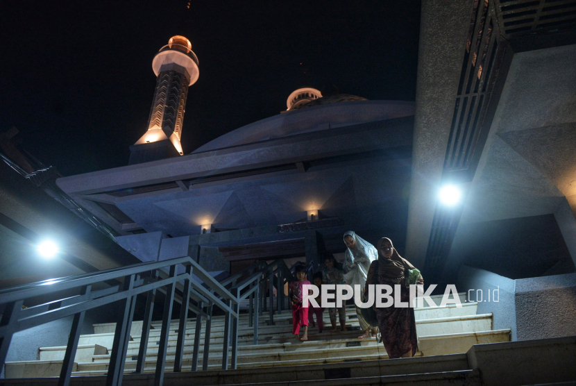 Umat Islam  usia melaksanakan Salat Tarawih pertama di Masjid Raya Nurul Wathon, Pakansari, Cibinong, Kabupaten Bogor, Jawa Barat, Rabu (18/2/2026). Pemerintah menetapkan awal puasa atau 1 Ramadhan 1447 Hijriah pada Kamis (19/2/2026). Salat Tarawih perdana tersebut diikuti dengan antusias oleh jemaah dari berbagai wilayah di Bogor. Selain orang dewasa, anak-anak juga tampak bersemangat mengikuti Salat Tarawih yang untuk pertama kalinya digelar di masjid tersebut setelah selesai dibangun pada Desember 2025.