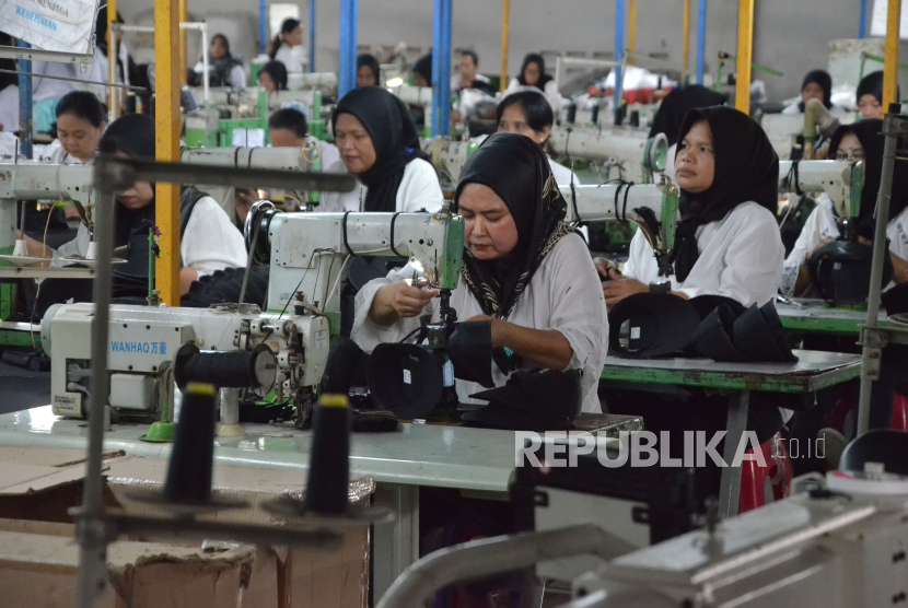 Aktivitas para pekerja di pabrik sepatu Jalan Raya Rancabolang, Gedebage, Kota Bandung, Jawa Barat.