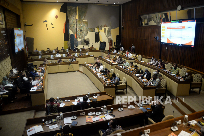 Suasana rapat dengar pendapat Komisi II DPR di Kompleks Parlemen, Senayan, Jakarta,Kamis (16/9). Rapat antara komisi II dengan Mendagri, KPU, BAWASLU dan DKPP tersebut membahas persiapan dan kesiapan pelaksanaan pemilu serentak tahun 2024. Hingga kini, belum diputuskan jadwal pemungutan suara Pemilu 2024. (ilustrasi)