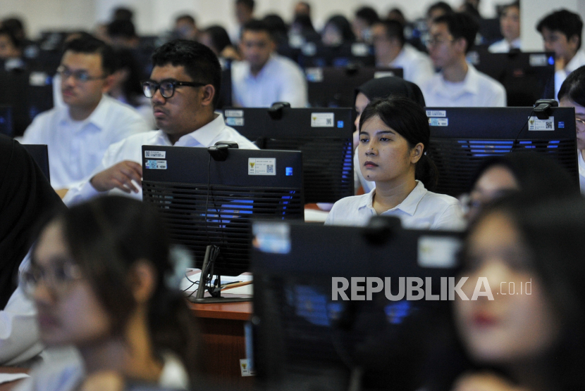 Peserta mengikuti tes Seleksi Kompetensi Dasar (SKD) Calon Pegawai Negeri Sipil (CPNS) 2024 formasi Kementerian Luar Negeri di Kantor Badan Kepegawaian Negara (BKN) Pusat, Jakarta, Rabu (16/10/2024). Tes SKD CPNS 2024 itu diikuti oleh 3.035.723 peserta dan diselenggarakan hingga 14 November 2024.