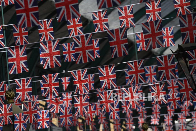 Pengibaran bendera Inggris pekerja di Covent Garden di London, Inggris, Sabtu (29/4/2023). Penobatan Raja Charles III Inggris berlangsung di Westminster Abbey di London pada 06 Mei 2023.