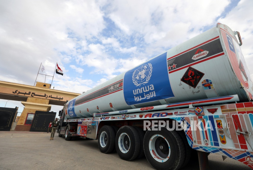 Truk dari Mesir mengirimkan bantuan bahan bakar ke Gaza melintasi perbatasan Rafah.
