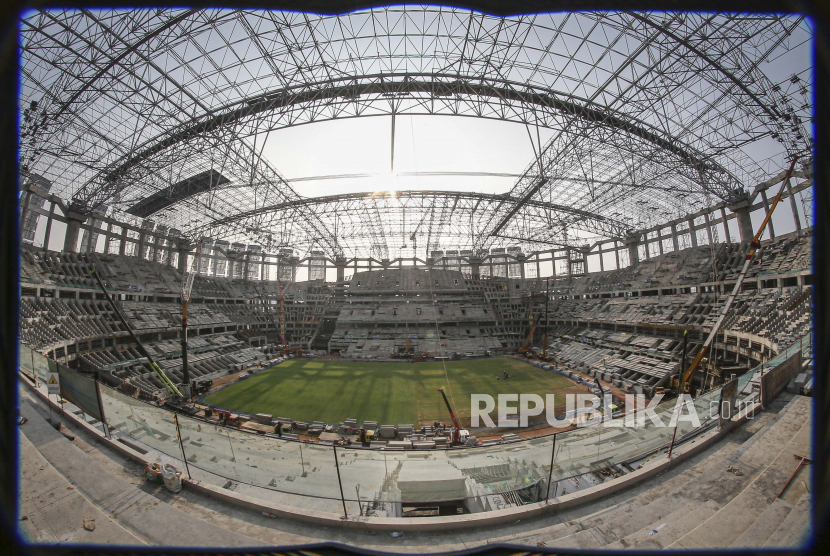 Suasana pembangunan Jakarta International Stadium (JIS) di Tanjung Priok, Jakarta, Selasa (12/10/2021). Progres pembangunan Jakarta International Stadium pada minggu ke-110 mencapai 75,2 persen dan ditargetkan dapat beroperasi akhir tahun 2021. 