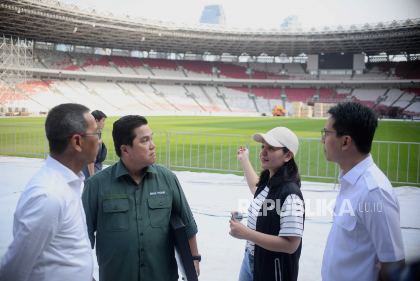 Ketua LOC Erick Thohir (kedua kiri) bersama PJ Gubernur DKI Jakarta Heru Budi Hartono (kiri) dan Wakil Ketua PSSI Ratu Tisha (kedua kanan) berbincang saat meninjau Stadion Utama Gelora Bung Karno di Jakarta, Senin (13/3/2023).