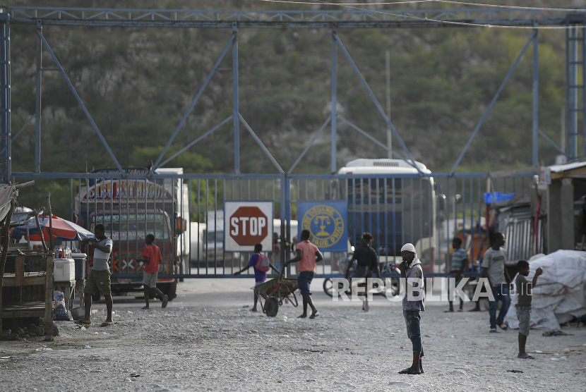  Gerbang masuk ke Haiti ditutup terlihat dari Jimani, Republik Dominika, Kamis, 8 Juli 2021. Presiden Dominika Luís Abinader memerintahkan penutupan perbatasan pada Rabu, setelah pemerintah Haiti melaporkan bahwa tim pria bersenjata telah membunuh Presiden Jovenel Moïse.