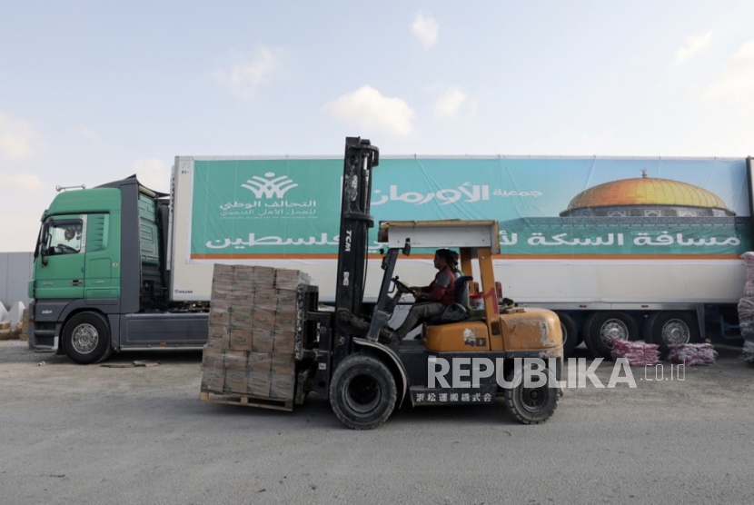 Konvoi truk bantuan kemanusiaan menuju Jalur Gaza, terlihat diparkir di luar gerbang perbatasan Rafah, di perbatasan Rafah, Mesir,  Selasa (24/10/2023).