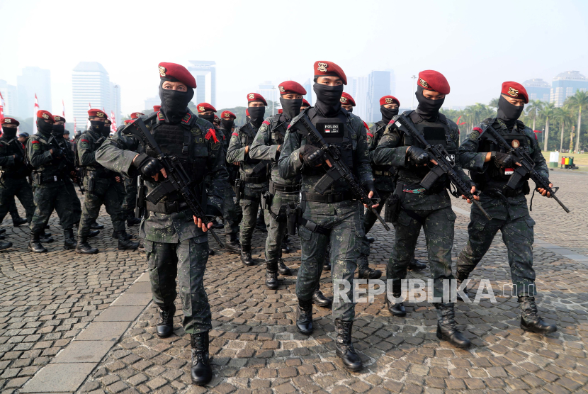 Anggota Densus 88 melakukan defile saat Apel Gelar Pasukan dalam rangka Pengamanan KTT ke-43 ASEAN di kawasan Monas, Jakarta, Jumat (1/9/2023). Dalam kegiatan pengamanan VVIP KTT ke-43 ASEAN, TNI dan Polri menerjunkan 13.158 personil yang tergabung dalam Satgas Kogasgab. 