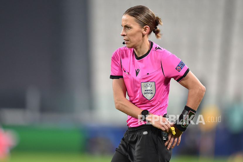 Wasit perempuan asal Prancis Stephanie Frappart akan memimpin laga Jerman vs Kosta Rika di Piala Dunia 2022. 