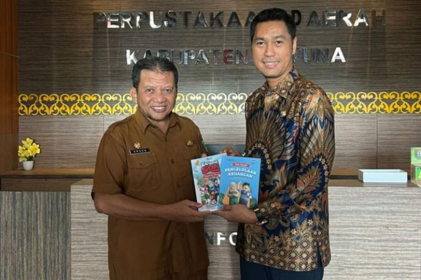 OJK Kepri gandeng Disperpusip Natuna perluas literasi keuangan warga.