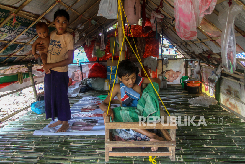 Sejumlah anak pengungsi Rohingya bermain di dalam tenda gubuk yang dijadikan hunian sementara di Pekanbaru, Riau, Selasa (21/5/2024). Sebanyak 154 orang pengungsi Rohingya yang berasal dari Aceh ini terpaksa tinggal sementara di tenda-tenda gubuk yang didirikan di lahan masyarakat sebelum nantinya akan ditempatkan di lokasi yang disiapkan oleh pemerintah daerah setempat. 