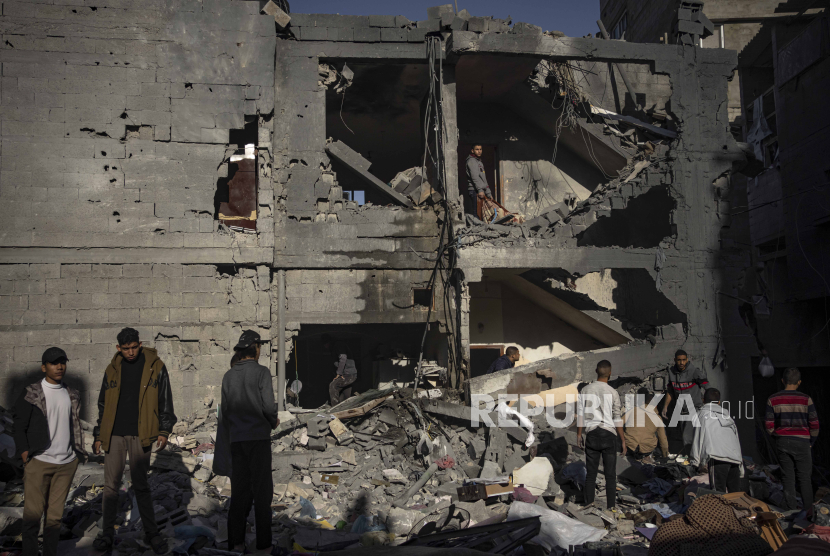 Warga Palestina melihat reruntuhan bangunan rumahnya yang hancur akibat serangan Israel di Rafah, Jalur Gaza, Sabtu (9/12/2023). Serangan udara Israel yang membombardir wilayah Rafah mengakibatkan korban jiwa dan lingkungan rumah warga Palestina hancur.