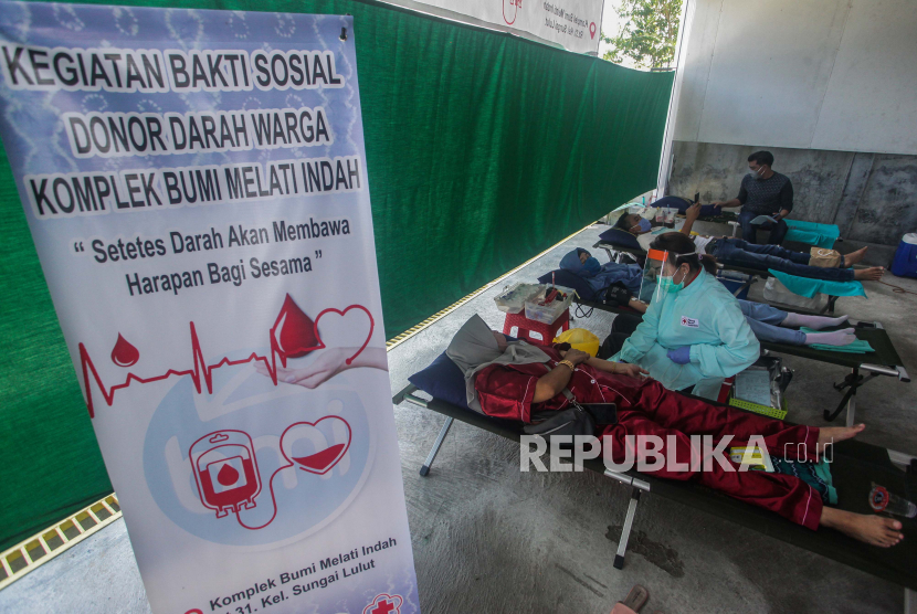 Petugas melakukan pengambilan darah pendonor saat kegiatan bakti sosial donor darah warga untuk membantu stok kantong darah Palang Merah Indonesia (PMI) 