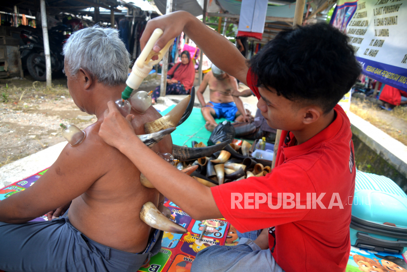 Penyedia jasa bekam melayani pengunjung di Pasar Pahing, Sleman, Yogyakarta, Kamis (11/5/2023). 