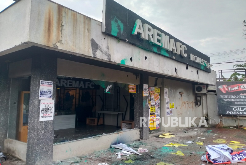 Kantor Arema FC mengalami kerusakan setelah terjadinya kerusuhan antara suporter Aremania dan penjaga kantor tim. Manajemen Arema FC sedang mempertimbangkan untuk bubar setelah terjadinya kerusuhan di depan Kantor Arema FC, Kota Malang, Jawa Timur, Ahad (29/1/2023). 