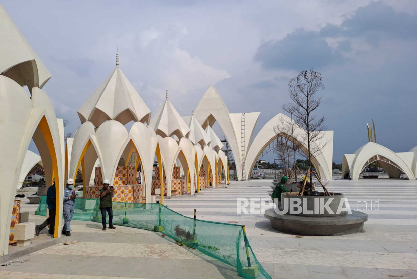 Pekerja proyek pembangunan Masjid Raya Al Jabbar di Gede Bage Kota Bandung, sedang melakukan finishing, Selasa (20/12/2022). Masjid kebanggaan masyarakat Jabar ini akan diresmikan Gubernur Jawa Barat Ridwan Kamil, pada 30 Desember 2022 mendatang. Foto: Arie Lukihardianti/Republika