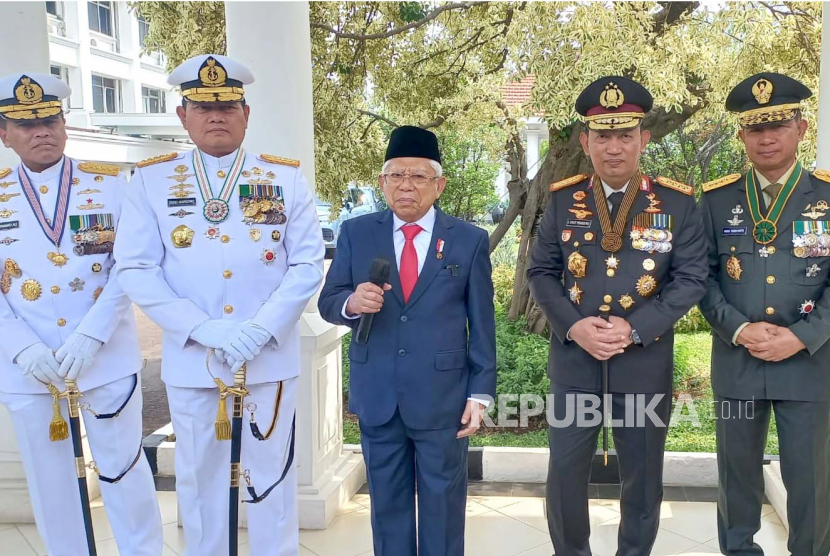 Wakil Presiden KH Maruf Amin bersama Panglima TNI ke-22 Laksamana Yudo Margono dan Panglima TNI ke-23 Jendera Agus Subiyanto di Istana Wakil Presiden, Jakarta Pusat, Selasa (14/11/2023). 